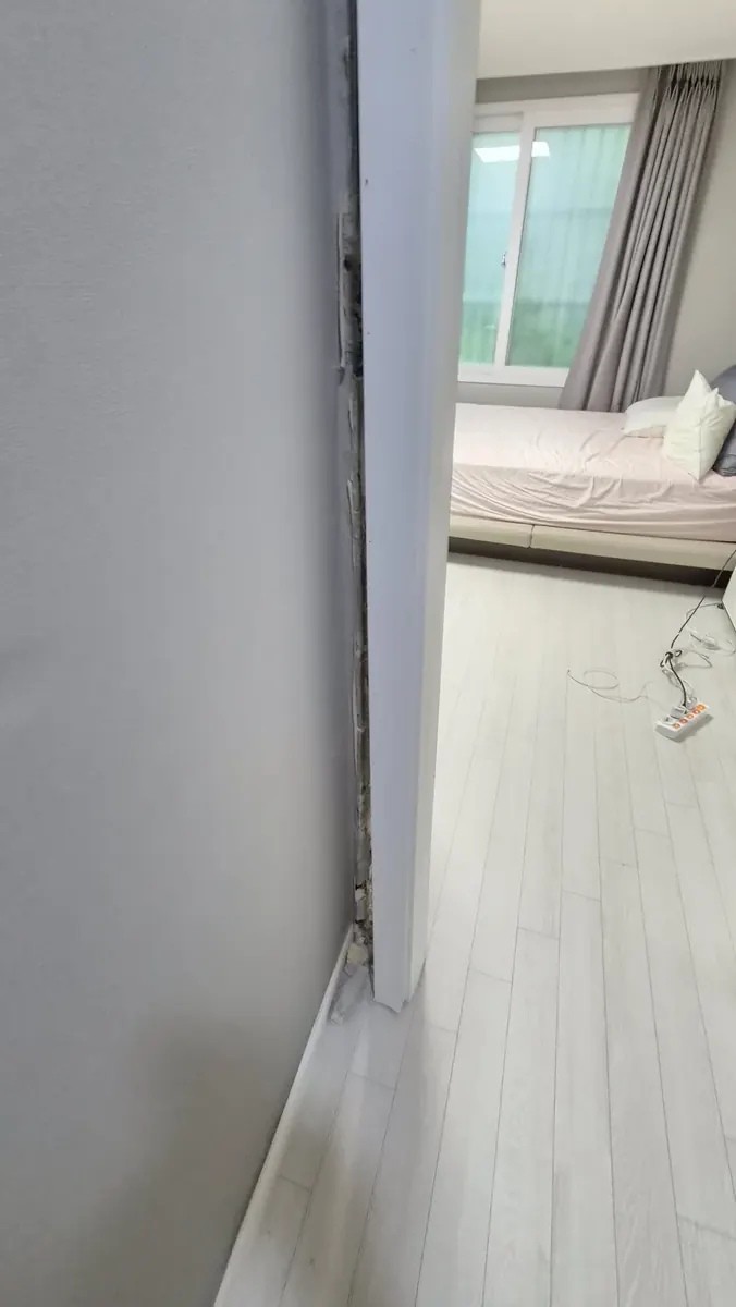 문선 재시공 — 방 쪽에서 본 틈